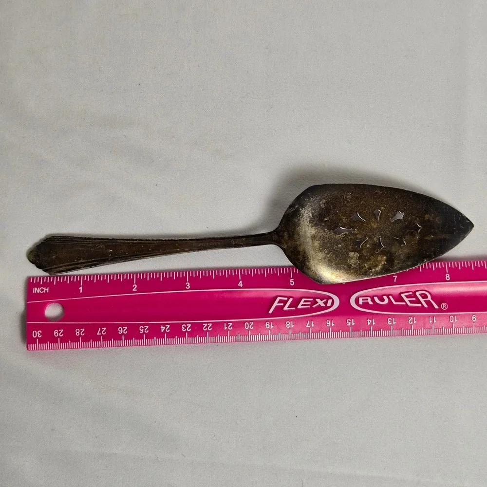 IS‎ Wilshire Silverware Silverplate 1933 Solid Pierced Pie Cake Server, 8.5